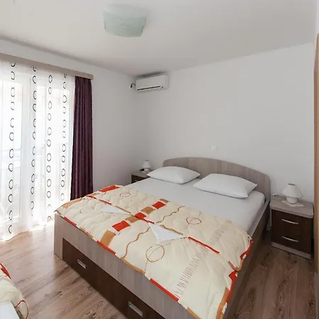 Seafront Maja A3+2 * Тучепи